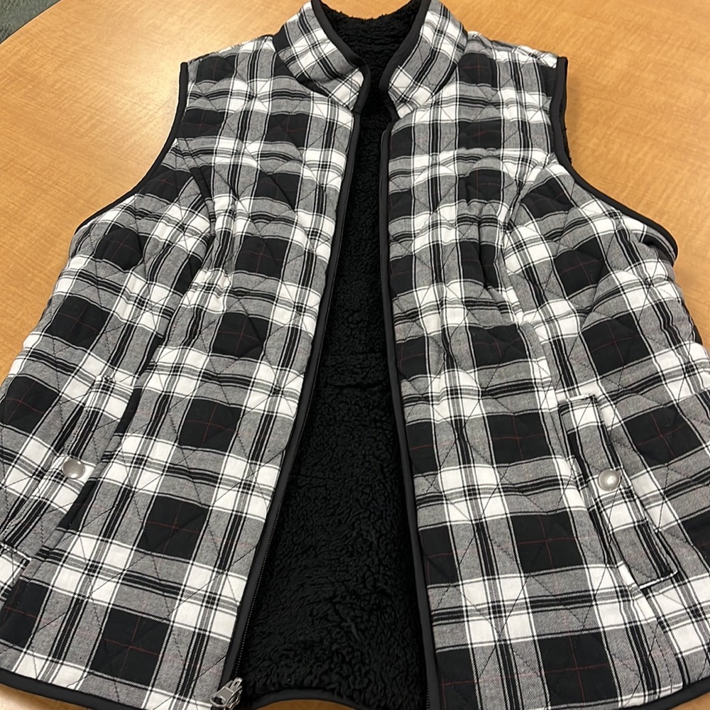Croft n barrow women’s size medium black n white vest